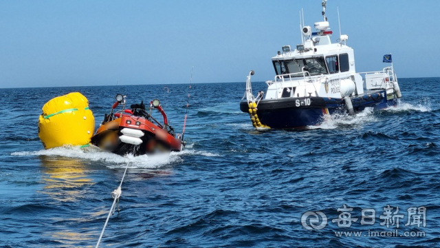 울진해양경찰서 구조정이 침수된 레저보트를 인근 항으로 인양하고 있다. 울진해경 제공