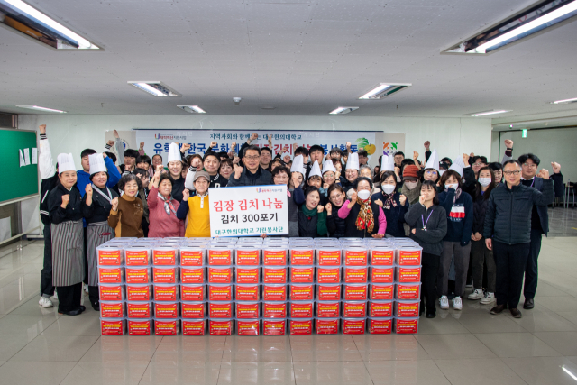 대구한의대 외국인 유학생 봉사단이 김장김치를 불우이웃에게 전달하고 있다. 대구한의대 제공