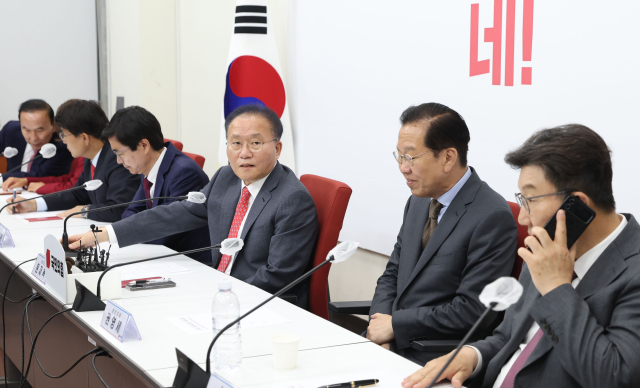 국민의힘 윤재옥 원내대표 겸 당대표 권한대행이 15일 국회에서 4선 이상 중진 당선인들과 간담회를 하고 있다. 연합뉴스
