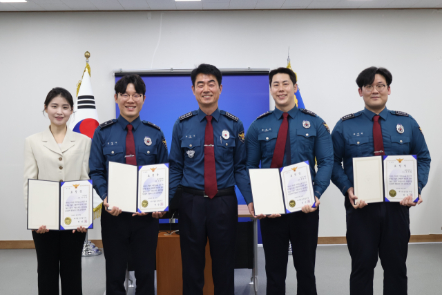 왼쪽부터 이지안 순경, 임창수 경위, 박만우 서장, 황창하 경장, 최재필 경사. 대구 달성경찰서 제공.