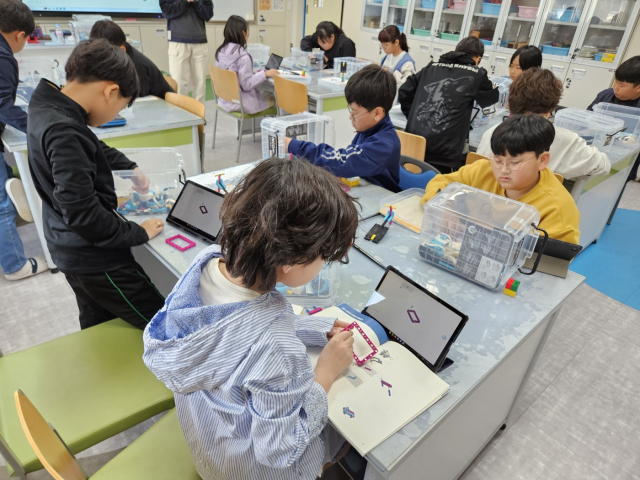 영양 수비초등학교 학생들이 지난 12일 경북도교육청 인공지능(AI)교육센터 찾아가는 교실의 일환으로 관련 코딩 교육과 수업을 진행하고 있다. 영양교육지원청 제공