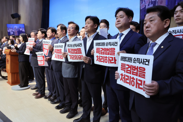 더불어민주당 의원들이 15일 국회 소통관에서 채 상병 순직사건 및 외압사건에 대한 특검법 처리를 촉구하는 기자회견을 하고 있다. 연합뉴스