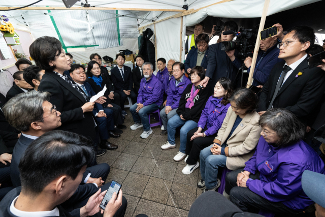 더불어민주당과 더불어민주연합 초선 당선자들이 15일 남인순 이태원참사특별위원장과 함께 서울광장에 설치된 이태원참사 희생자 분향소를 조문, 유가족들을 만나 대화하고 있다. 연합뉴스