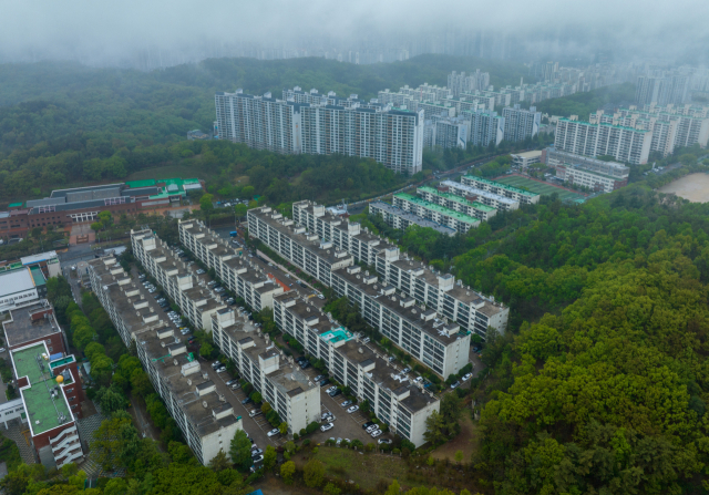 대구 수성구 상공에서 바라본 황금동 우방2차 아파트 및 범어동 범어목련 아파트 모습. 매일신문DB