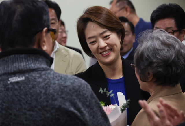 서울 광진을에 당선이 유력한 더불어민주당 고민정 후보가 11일 새벽 광진구 선거사무소에서 축하를 받고 있다. 연합뉴스