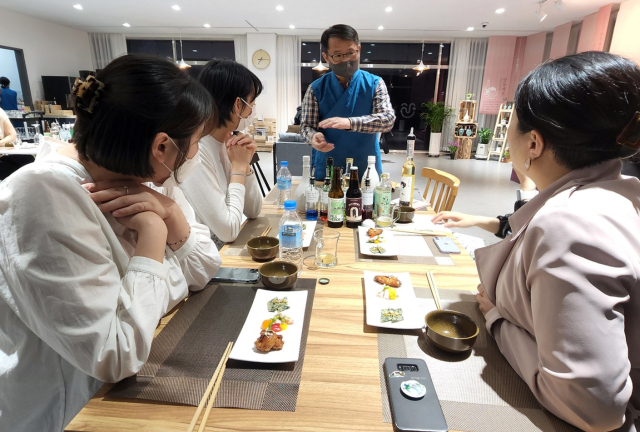 안동시와 안동관광협의회가 안동의 술과 안주를 맛볼 수 있는 '술 캔들' 프로그램을 진행하고 있다. 안동시 제공