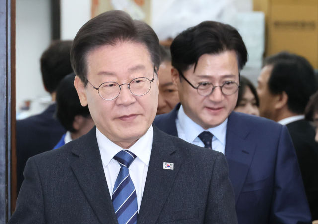 더불어민주당 이재명 대표가 15일 국회에서 열린 최고위원회의에 참석하고 있다. 연합뉴스