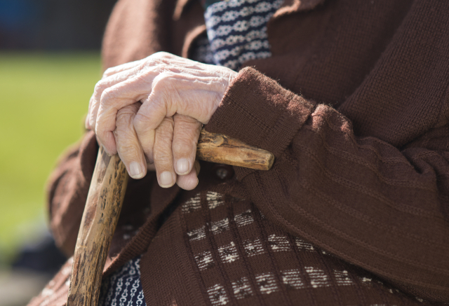 무릎 관절 질환으로 지팡이를 짚고 있는 할머니 이미지. 클립아트코리아