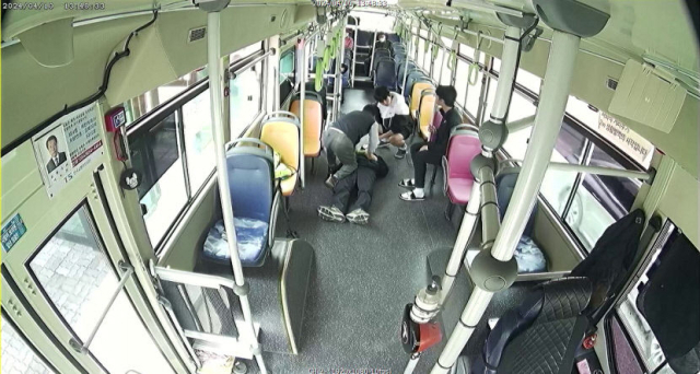 버스서 쓰러진 80대 승객…기사가 심폐소생술로 살려