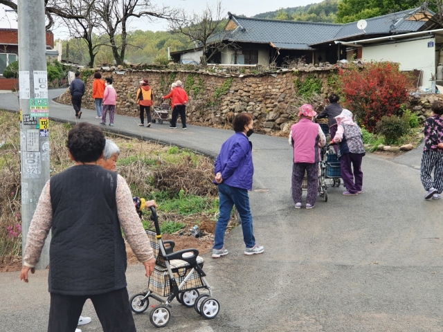 의성군은 오는 9월까지 마을 19곳을 대상으로 둘레길 등을 걸으며 일상 속에서 건강을 찾는 '건강한 한걸음 건강생활교실'을 운영한다. 의성군 제공.