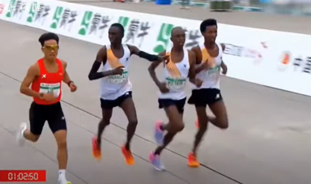 결승선을 앞두고 한 에티오피아 선수가 중국 허제 선수(왼쪽)에게 먼저 가라는 듯한 수상한 몸짓을 하고 있다. 인터넷 갈무리