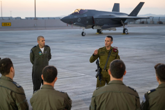 이스라엘은 15일(현지시간) 이란에 대한 보복 의지를 재천명했다. 헤르지 할레비 이스라엘군 참모총장도 이날 네바팀 공군기지를 찾아 