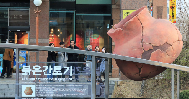 대구 도시철도 2호선 진천역 3번 출구. 역으로 향하는 계단 지붕에 2.5m쯤 되는 둥근 대형 토기(붉은간토기 모향)가 얹혀 있다. 달서구 제공