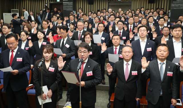 16일 국회에서 열린 국민의힘과 국민의미래 당선자 총회에서 제22대 국회의원 당선인들이 결의문을 채택하고 있다. 연합뉴스