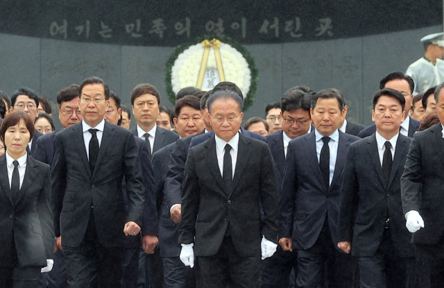 국민의힘 윤재옥 당 대표 권한대행이 16일 오전 서울 동작구 국립서울현충원에서 22대 총선 당선인들과 함께 참배를 마친 뒤 이동하고 있다. 연합뉴스