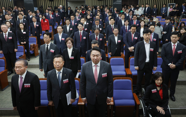 16일 국회에서 열린 국민의힘과 국민의미래 당선자 총회에서 제22대 국회 당선인들이 국민의례를 하고 있다. 연합뉴스