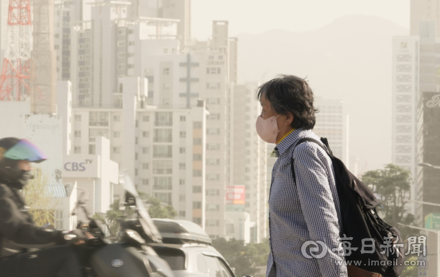 고비사막과 내몽골고원에서 발원한 황사의 영향으로 전국에 미세먼지 농도가 '매우 나쁨' 수준을 보인 지난 16일 오전 대구 북구 산격동 도청교에서 바라본 도심이 잿빛으로 뿌옇게 보이고 있다. 매일신문DB