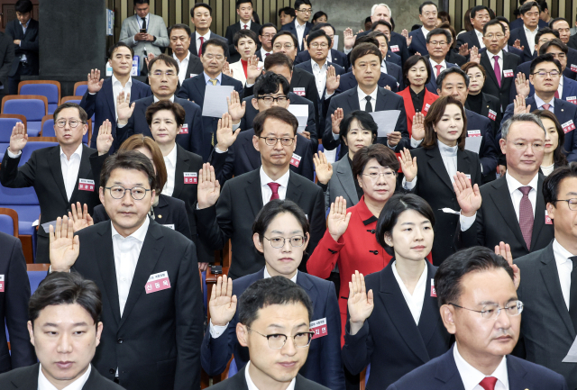 16일 국회에서 열린 국민의힘과 국민의미래 당선자 총회에서 제22대 국회의원 당선인들이 결의문을 채택하고 있다. 연합뉴스