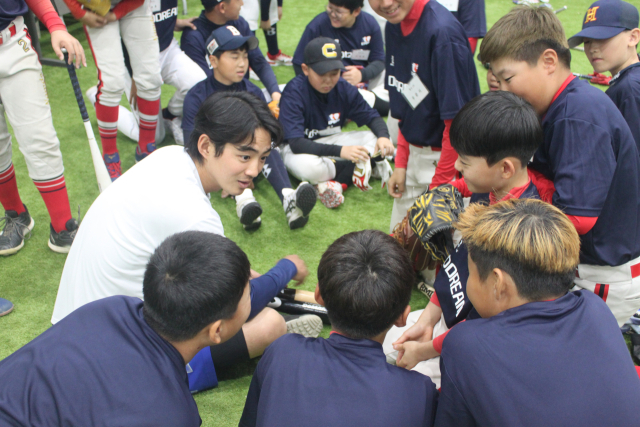 최근 (사)한국프로야구선수협의회가 대구 삼성라이온즈파크 실내연습장 등에서 유소년 야구클리닉 '두드림'을 진행한 가운데 구자욱 선수협 이사가 학생 선수들과 대화를 나누고 있다. 선수협 제공