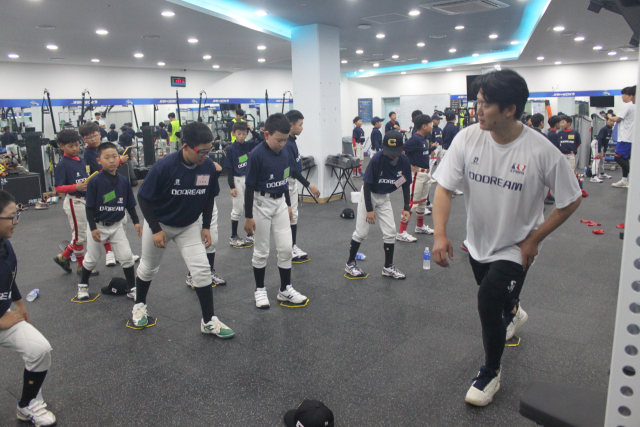 최근 (사)한국프로야구선수협의회가 대구 삼성라이온즈파크 실내연습장 등에서 유소년 야구클리닉 '두드림'을 진행한 가운데 삼성 투수 김대우가 학생 선수들을 지도하고 있다. 선수협 제공