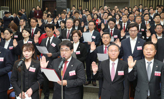 16일 국회에서 열린 국민의힘과 국민의미래 당선자 총회에서 제22대 국회의원 당선인들이 결의문을 채택하고 있다. 연합뉴스