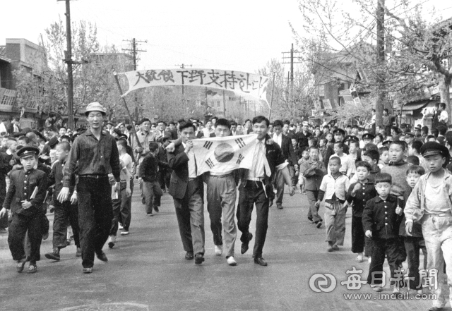 1960년 4월 26일 오후 대구 중앙통(로)에서 대통령의 하야를 촉구하는 시위 행진이 열리자 몰려 나온 꼬마들이 대열을 따르고 있다. 사진=매일아카이빙센터