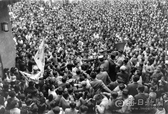 1960년 4월 26일 오후 대구 각 대학 교수단과, 학생, 시민들이 이종왕 대구시장에 3·15 부정선거 책임을 묻기 위해 시청 앞에 운집해 있다. 스피커 뒤로 이효상(흰 머리) 경북대 문리대 학장이 서 있다. 사진=매일아카이빙센터