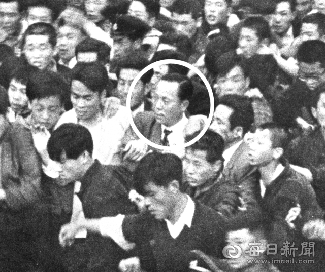 1960년 4월 26일 오후 이종왕 대구시장(원안)이 3·15 부정선거 책임으로 사임 의사를 밝힌 직후 데모대에 둘러 쌓여 시청에서 도청으로 향하고 있다. 사진=매일아카이빙센터