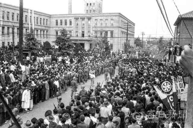 1960년 4월 26일 오후 대구 각 대학 교수단과 학생, 시민들이 중앙통에서 시위 행진 후 이종왕 대구시장에게 부정선거 책임을 묻기 위해 시청 앞에 운집해 있다. 사진=매일아카이빙센터