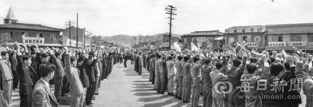 1960년 4월 26일 오후 경북대 교수단과 대학생들이 이 대통령의 '즉시 하야'를 촉구하며 대구역에서 중앙통(로)으로 시위 행진을 벌이다 반월당네거리에서 고병간 총장 선창으로 만세 삼창을 외치고 있다. 사진=매일아카이빙센터