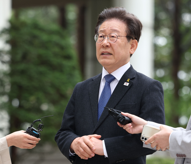 더불어민주당 이재명 대표가 16일 오전 서울 서초구 서울중앙지방법원에서 열린 대장동 관련 1심 속행 공판에 출석하며 발언하고 있다. 연합뉴스