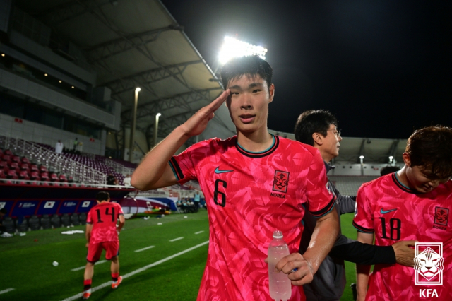 17일(한국시간) 카타르 도하의 압둘라 빈 칼리파 스타디움에서 열린 2024 아시아축구연맹(AFC) U-23 아시안컵 B조 1차전 대한민국과 UAE의 경기에서 승리한 한국 이영준이 기뻐하고 있다. 연합뉴스