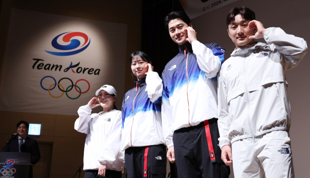 2024 파리 하계올림픽 개막을 100일 앞둔 17일 오전 충북 진천국가대표선수촌 챔피언하우스에서 열린 국가대표 격려 행사에서 김수지(다이빙, 왼쪽부터), 임시현(양궁), 오상욱(펜싱), 이준환(유도)이 시상복과 일상복을 입고 포즈를 취하고 있다. 연합뉴스