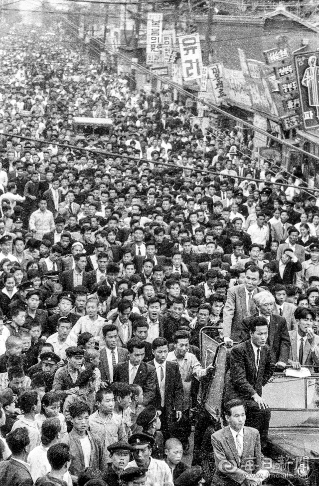 1960년 4월 26일 오후 경북대, 대구대, 청구대 등 각 대학 교수단과 대학생, 시민들이 중앙통에서 이 대통령의 '즉시 하야'를 촉구하며 시위 행진을 벌이고 있다. 사진=매일아카이빙센터
