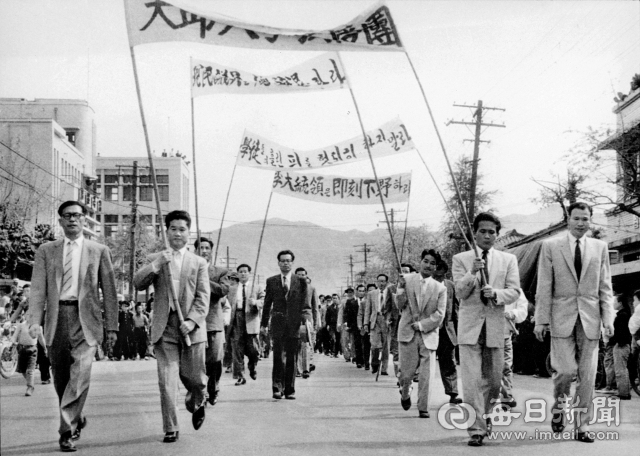 1960년 4월 26일 오후 대구대 교수단 50여 명이 이 대통령의 '즉각 하야'를 촉구하며 중앙통에서 시위 행진을 벌이고 있다. 사진=매일아카이빙센터