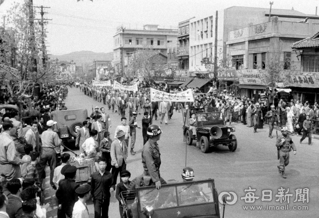 1960년 4월 26일 오후 2시쯤 경북대 교수단과 대학생들이 대구역 광장에서 이 대통령 '즉시 하야'를 촉구하는 집회 후 중앙통(로)으로 시위 행진에 나서고 있다. 사진=매일아카이빙센터