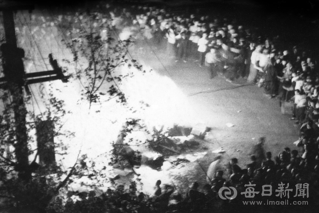 1960년 4월 26일 오후 8시쯤 흥분한 청소년들이 반공청년단장 신도환 씨 집 가재도구를 도로 위에서 불태우고 있다. 사진=매일아카이빙센터