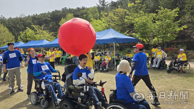 '제2회 척수장애인 어울림 체육대회'에 참석한 회원들이 공놀이를 하며 즐거운 웃음을 짓고 있다. 한국척수장애인협회 제공