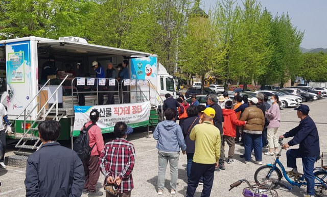 축산물 할인판매 행사가 17일 선산읍 노상리 새마을회관 앞 복개천 주차장에서 구미칠곡축협조합 주관으로 열렸다. 구미시 제공