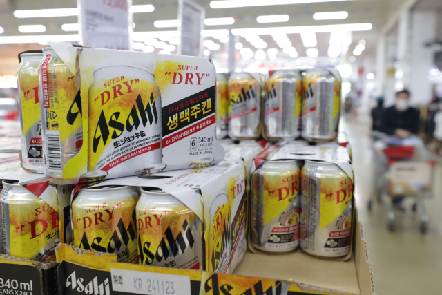맥주 수입 규모가 20% 정도 줄었지만 일본 맥주 수입은 갑절 이상 증가한 것으로 나타난 17일 서울의 한 대형마트에 일본 맥주가 진열되어 있다. 관세청에 따르면 올해 1분기 맥주 수입액은 4천515만5천달러로 작년 동기 대비 19.8% 줄었다. 반면 일본 맥주 수입액은 1천492만5천달러로 지난해 동기보다 125.2% 증가했다. 연합뉴스