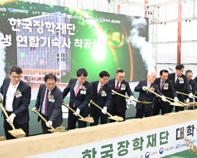 정종복 기장군수(왼쪽 네 번째)가 17일 서울 용산구 신계동에서 열린 연합기숙사 착공식에서 삽을 뜨고 있다. [사진=기장군]