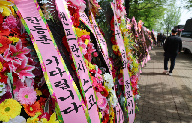 17일 오전 국회 헌정회관 앞에 국민의힘 한동훈 전 비상대책위원장을 응원하는 화환이 놓여있다. 연합뉴스