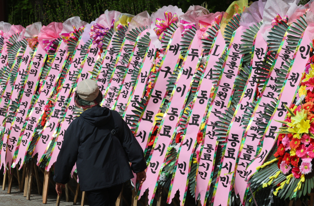 17일 오전 국회 헌정회관 앞에 국민의힘 한동훈 전 비상대책위원장을 응원하는 화환이 놓여있다. 연합뉴스