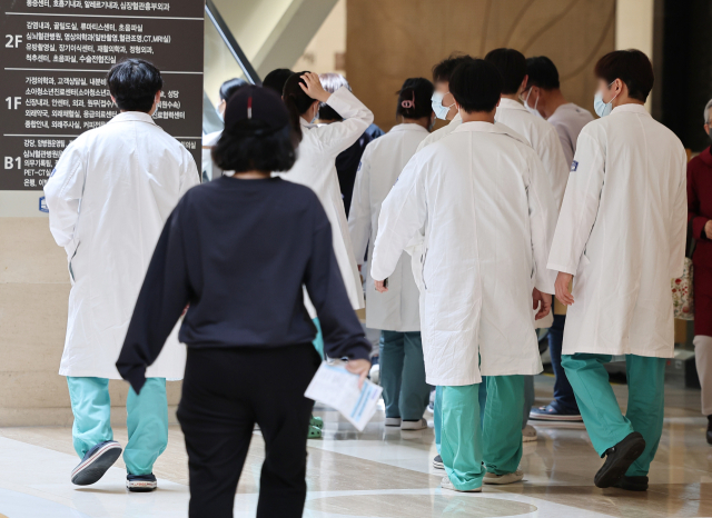 의과대학 정원 증원안을 둘러싼 정부와 의료계의 갈등이 계속되고 있다. 연합뉴스