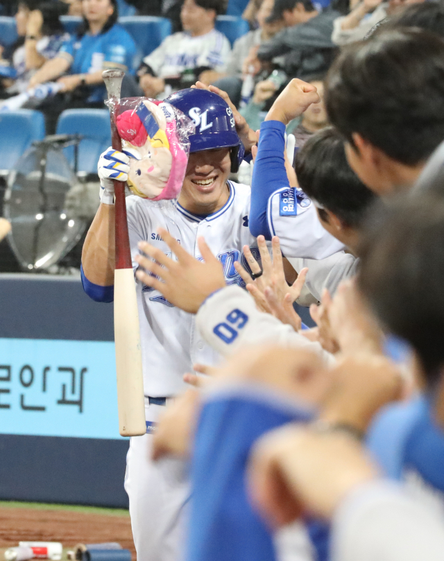 삼성 라이온즈의 이성규가 17일 대구 삼성라이온즈파크에서 열린 KBO리그 두산 베어스와의 경기 3회말 솔로 홈런을 친 뒤 덕아웃으로 들어오며 동료들의 환영을 받고 있다. 삼성 제공