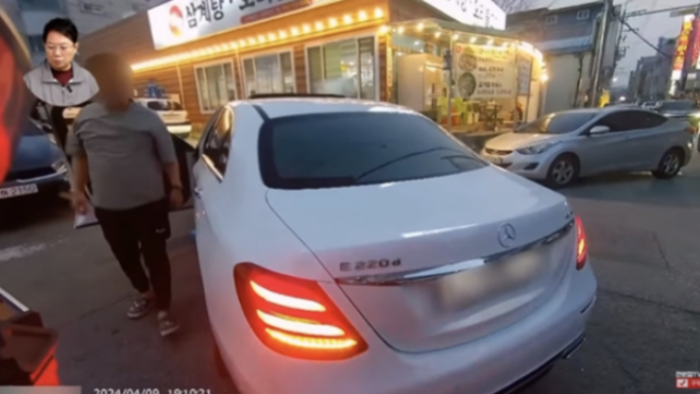 한 벤츠 차주가 골목에서 맞닥뜨린 배달원에게 폭언을 쏟아내는 영상이 공개되면서 질타가 쏟아지고 있다. 유튜브 