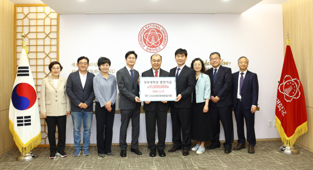 지난 17일 경북대 총장실에서 수의과대학 88학번 동기회 관계자들이 발전기금을 전달하고 있다. 경북대 제공