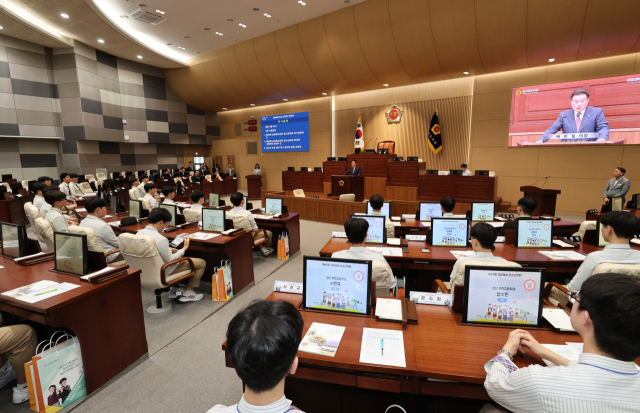 17일 경상북도의회 본회의장에 경산 무학고등학교 학생 30여 명이 방문해 올해 처음으로 청소년의회교실을 열었다. 경북도의회 제공