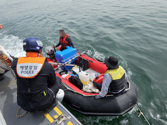 지난 17일 오후 경주 감포읍 앞바다에서 기관고장으로 고립된 승선원 2명을 해경이 구조하고 있다. 포항해양경찰서 제공.