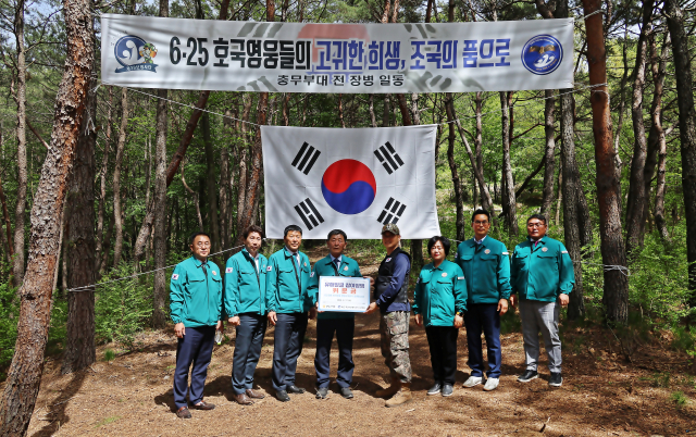 유해발굴 현장을 찾은 창녕군 의원들. 창녕군의회 제공